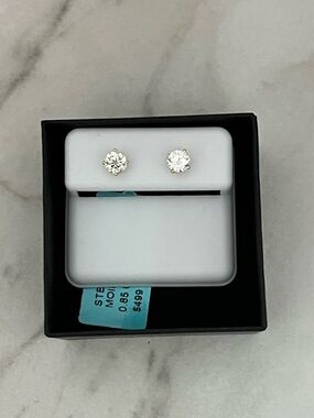 🆕 14 karat gold over sterling silver Moissanite stud earrings. Retail value $499